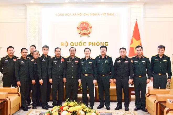Thượng tướng Phạm Trường Sơn tiếp Thiếu tướng Thongsamay Soukpasot cùng các đại biểu tại cuộc gặp.