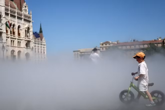 Hệ thống phun sương làm mát được sử dụng để hạ nhiệt tại thủ đô Budapest, Hungary. (Ảnh: THX/TTXVN)