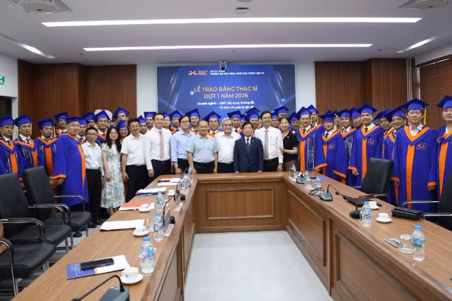 45 tân Thạc sĩ ngành Đường sắt trong Lễ trao bằng tốt nghiệp tại Trường đại học công nghệ Giao thông vận tải.