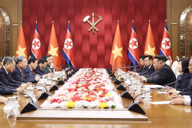 Tổng Bí thư Tô Lâm hội đàm với Tổng Bí thư, Chủ tịch Quốc vụ Triều Tiên Kim Jong Un. (Ảnh: THỐNG NHẤT/TTXVN)
