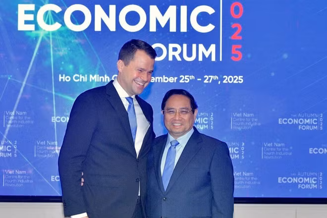 Thủ tướng Phạm Minh Chính và Giám đốc điều hành Diễn đàn Kinh tế thế giới (WEF) Stephan Mergenthaler. (Ảnh: THANH GIANG)