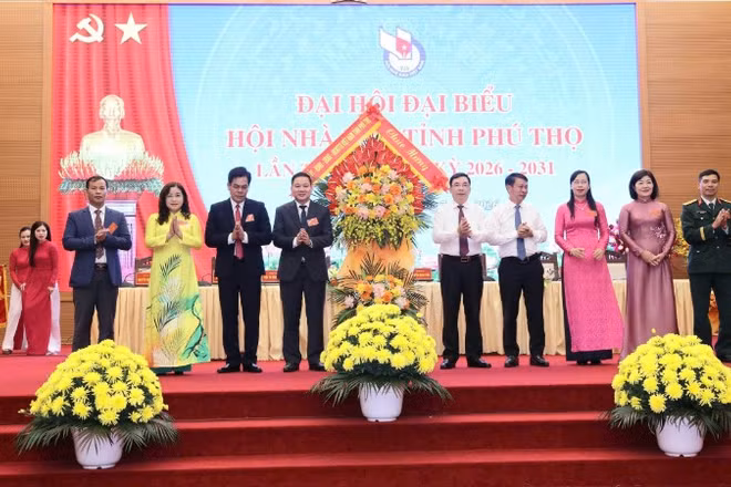 Lãnh đạo tỉnh Phú Thọ chúc mừng Đại hội.