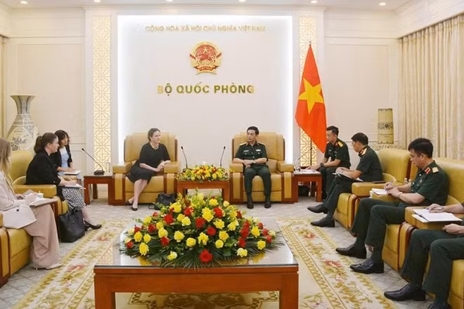 Đại tướng Phan Văn Giang tiếp Đại sứ Caroline Beresford. (Ảnh: Cổng thông tin điện tử Bộ Quốc phòng)