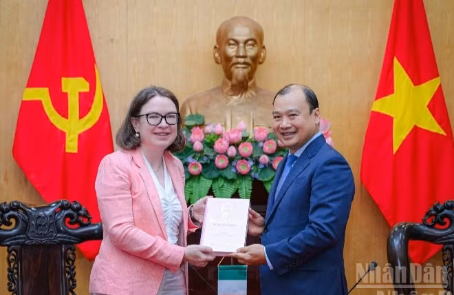 Đồng chí Lê Hải Bình, Ủy viên Trung ương Đảng, Phó Giám đốc Thường trực Học viện Chính trị quốc gia Hồ Chí Minh đã tiếp và làm việc với Đại sứ Cộng hòa Ireland tại Việt Nam Deirdre Ní Fhallúin. (Ảnh: BẢO LONG)