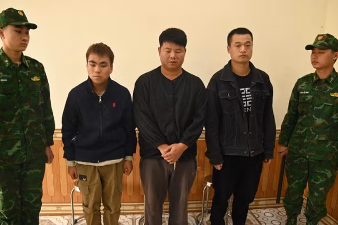 Các đối tượng nhập cảnh trái phép vào Việt Nam bị cán bộ, chiến sĩ Đồn Biên phòng Tân Thanh kịp thời bắt giữ.