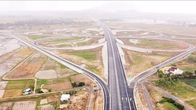 Tuyến đường cao tốc Khánh Hòa-Buôn Ma Thuột là dự án giao thông trọng điểm quốc gia, giữ vai trò chiến lược trong việc hiện thực hóa tầm nhìn liên kết vùng. (Ảnh: Vũ Tân)