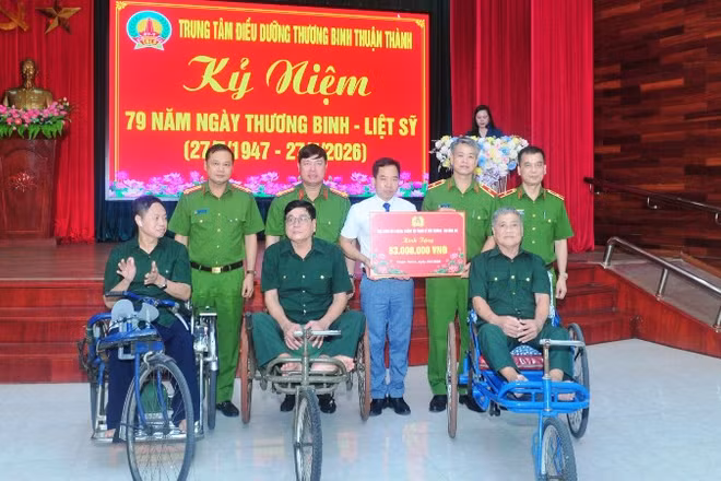 Lãnh đạo Cục C05 tặng quà cho các thương binh. (Ảnh: C05)