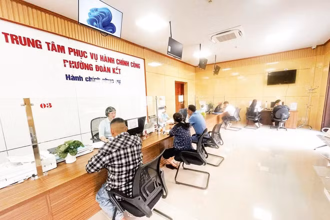 Người dân đến làm thủ tục tại Trung tâm Phục vụ hành chính công phường Đoàn Kết.