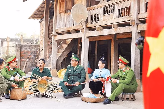 Cán bộ, chiến sĩ công an, biên phòng tuyên truyền cho người dân khu vực biên giới chấp hành tốt chủ trương, chính sách của Đảng và Nhà nước.