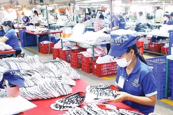 Công nhân trong giờ làm việc tại một doanh nghiệp tư nhân ở tỉnh Đồng Nai. (Ảnh: Báo Nhân Dân)