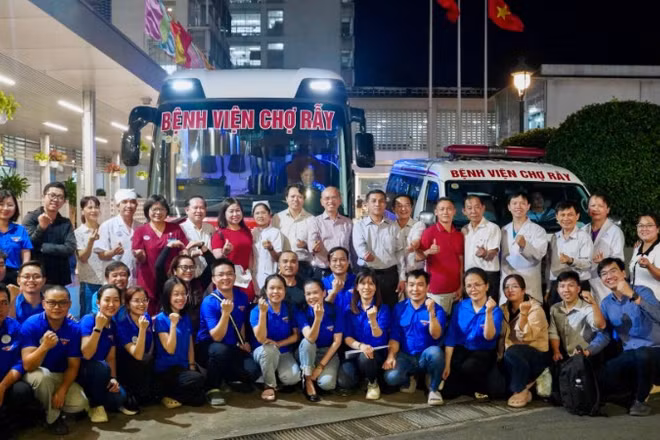 Đoàn y bác sĩ Bệnh viện Chợ Rẫy lên đường hỗ trợ y tế tại tỉnh Khánh Hòa.