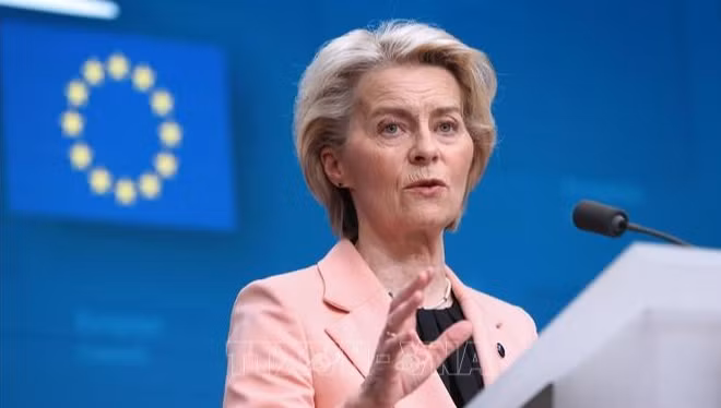 Chủ tịch Ủy ban châu Âu Ursula von der Leyen phát biểu tại cuộc họp báo ở Brussels, Bỉ. (Ảnh: THX/TTXVN)