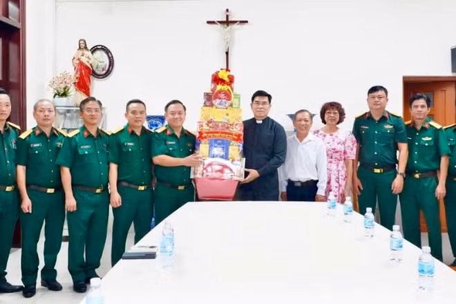 Chính ủy Bộ Tư lệnh Thành phố Hồ Chí Minh chúc mừng Giáng sinh tại Giáo xứ Bắc Hà. (Ảnh: CTV).