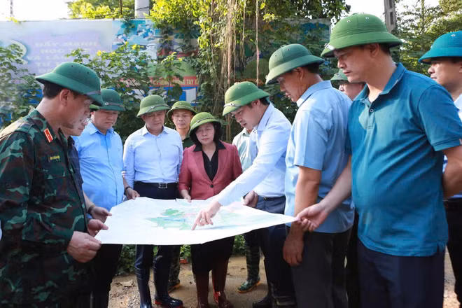 Lãnh đạo thành phố Hà Nội và Bộ Tư lệnh Thủ đô kiểm tra công tác ứng phó với mưa lũ sau bão số 11 tại xã Trung Giã.
