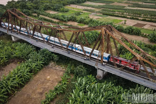 Đoàn tàu di chuyển trên cầu Long Biên mùa nước cạn.