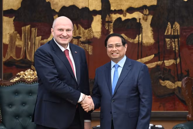 Thủ tướng Chính phủ Phạm Minh Chính và Bộ trưởng Bộ Tình trạng khẩn cấp Liên bang Nga Aleksandr Kurenkov. (Ảnh: Trần Hải)