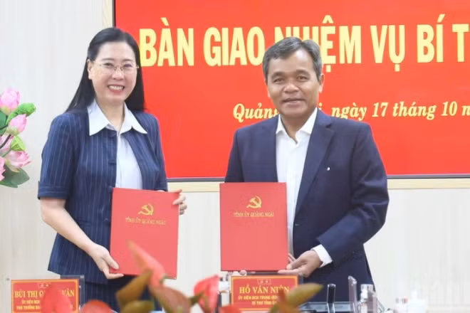 Đồng chí Bùi Thị Quỳnh Vân và đồng chí Hồ Văn Niên bàn giao nhiệm vụ Bí thư Tỉnh ủy Quảng Ngãi.