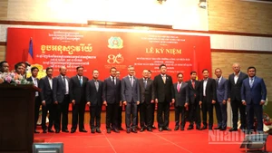 Các đại biểu chụp ảnh lưu niệm tại Lễ kỷ niệm.