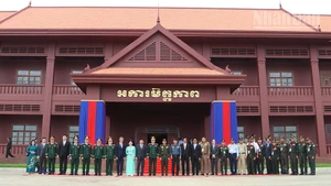 Các đại biểu tham dự buổi lễ kỷ niệm 48 năm con đường tiến tới đánh đổ chế độ diệt chủng Pol Pot tại Khu di tích lịch sử quân sự Techo Koh Thmor X16. (Ảnh: ĐINH TRƯỜNG)