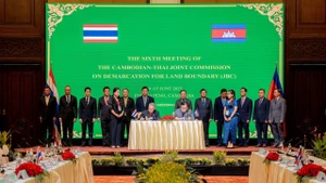 Các lãnh đạo của JBC ký kết biên bản sau cuộc họp. (Ảnh: BỘ THÔNG TIN CAMPUCHIA)