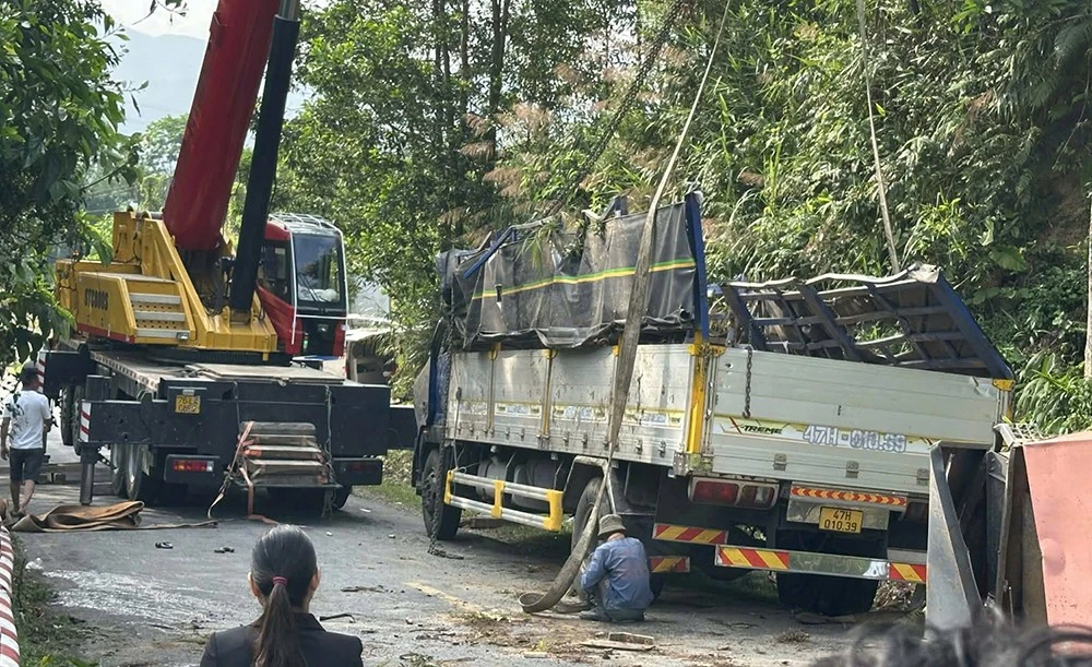 Xe tải mất lái lao vào vách núi khi đổ đèo, hai người tử vong