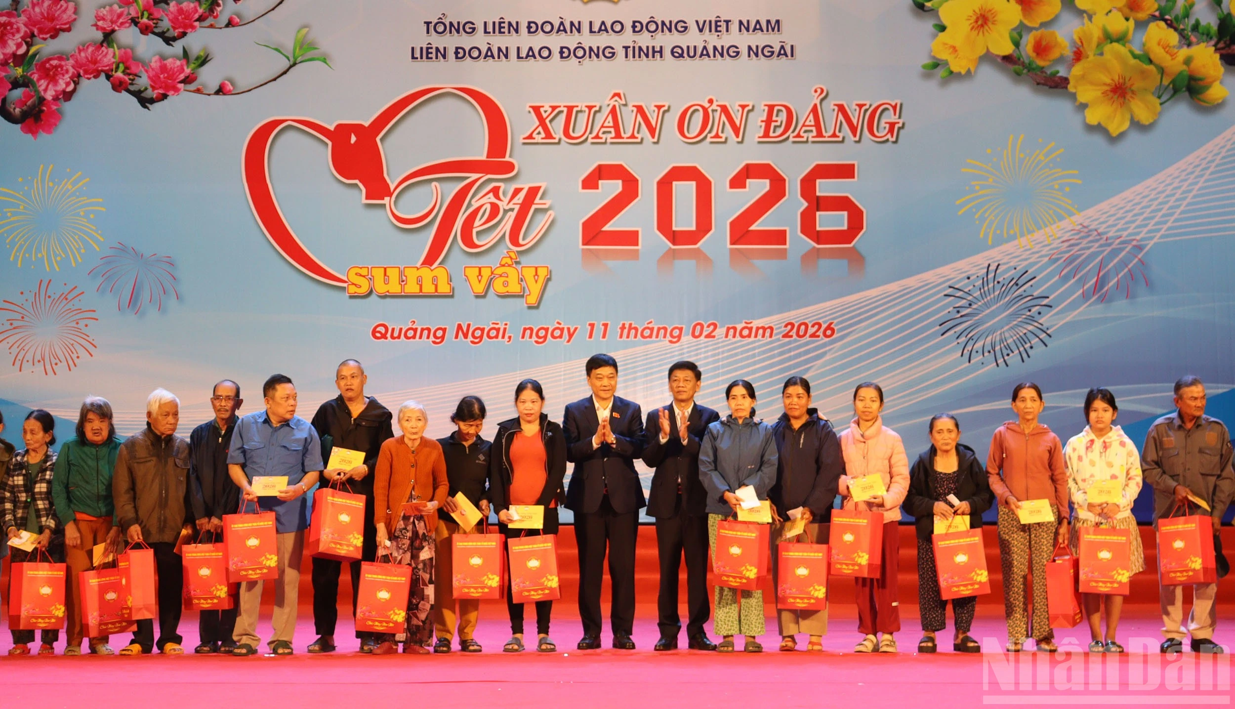 Phó Chủ tịch Quốc hội Vũ Hồng Thanh trao quà Tết cho người nghèo tại Quảng Ngãi
