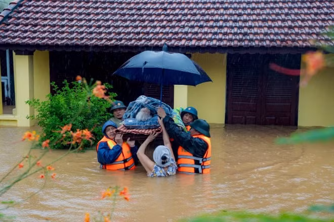 Trong những ngày qua, mưa lũ gây thiệt hại nặng nề cho thành phố Huế. (Ảnh: CTV)