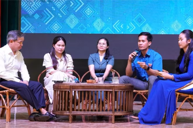 Các đại biểu biểu tham gia chương trình Tọa đàm với chủ đề: “Thanh niên dân tộc thiểu số khởi nghiệp, phát triển kinh tế trong kỷ nguyên công nghệ”.