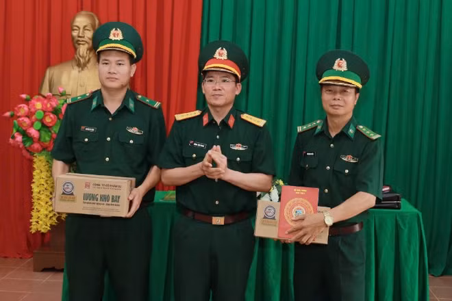 Đại tá Lương Đình Chung, Chính ủy Quân khu 5 tặng quà cho đại diện Đồn Biên phòng Ea H'leo.