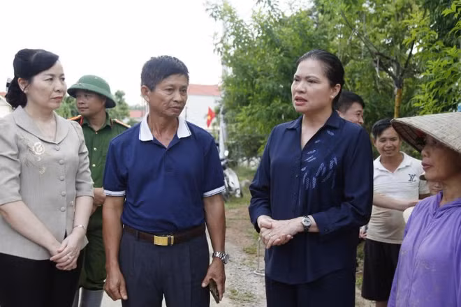 Đoàn công tác Ủy ban Trung ương Mặt trận Tổ quốc Việt Nam thăm hỏi, động viên người dân vùng lũ tại xã Kép.
