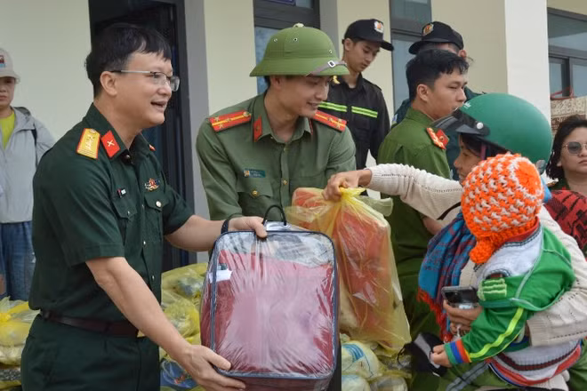  Đoàn công tác của Bộ Chỉ huy Quân sự tỉnh Bắc Ninh thăm, động viên, trao quà tới người dân xã Tây Phước Bắc, tỉnh Gia Lai.