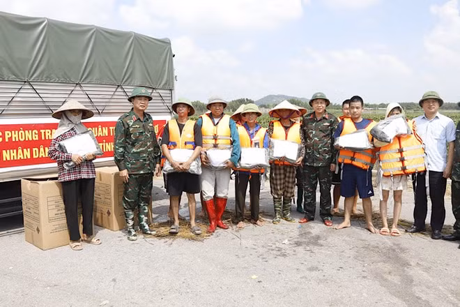Đoàn công tác của Bộ Tư lệnh Quân khu 1 thăm, động viên, tặng quà nhân dân tổ dân phố Ngọc Trì, phường Đa Mai.