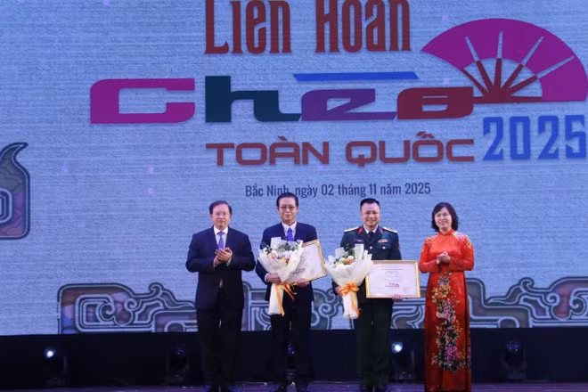 Thứ trưởng Văn hóa, Thể thao và Du lịch Tạ Quang Đông và Phó Chủ tịch Thường trực Hội đồng nhân dân tỉnh Bắc Ninh Trần Thị Hằng trao Huy chương Vàng cho hai vở diễn: “Nguyễn Văn Cừ – Tuổi trẻ chí lớn” của Nhà hát Chèo Quân đội và “Thiên mệnh” của Nhà hát Chèo Bắc Ninh.