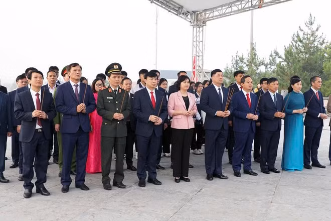 Đoàn đại biểu tỉnh Bắc Ninh thành kính dâng hương, dâng hoa trước tượng đài đồng chí Ngô Gia Tự, đặt tại phường Tam Sơn, tỉnh Bắc Ninh. 