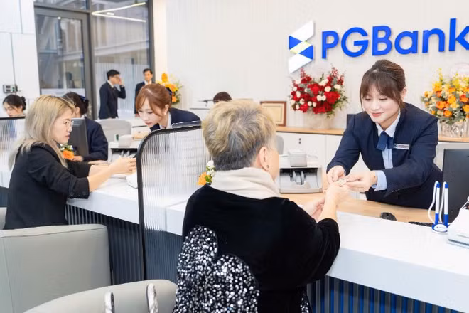 Khách hàng giao dịch tại chi nhánh Ngân hàng PGBank.