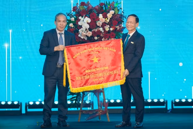 Đại diện Ngân hàng Nhà nước trao "Cờ thi đua của Ngân hàng Nhà nước" cho ABBank, ghi nhận những thành tích tiêu biểu trong phong trào thi đua của ngành ngân hàng.
