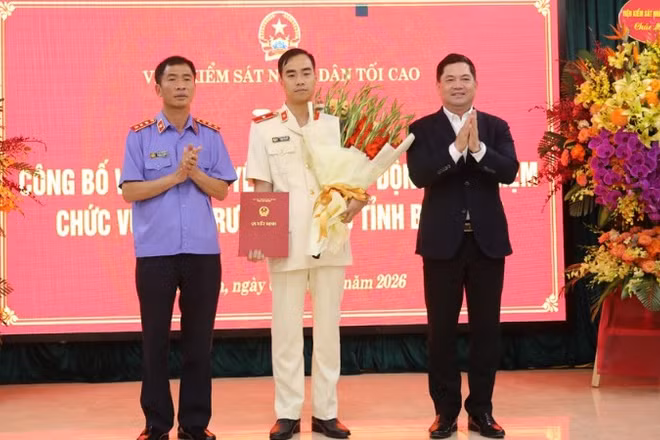 Các đồng chí lãnh đạo tỉnh Bắc Ninh và Viện Kiểm sát nhân dân tối cao chúc mừng đồng chí Phạm Hải Anh được điều động, bổ nhiệm giữ chức Viện trưởng Viện Kiểm sát nhân dân tỉnh Bắc Ninh.