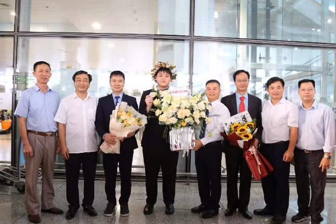 Lãnh đạo Sở Giáo dục và Đào tạo, Trường trung học phổ thông chuyên Bắc Ninh chúc mừng em Tạ Ngọc Minh, Huy chương Vàng Olympic Vật lý quốc tế năm 2026.