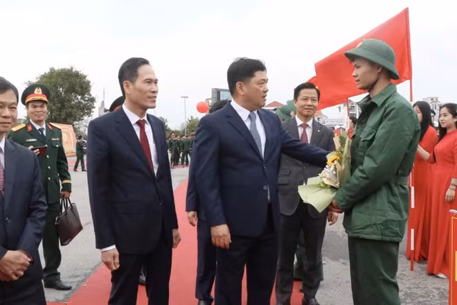 Bí thư Tỉnh ủy Bắc Ninh động viên các tân binh lên đường nhập ngũ.