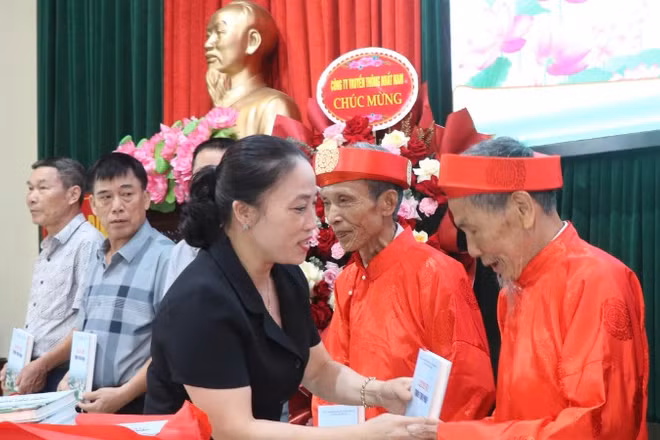 Ban Tổ chức tặng sách tới đại diện các thôn.