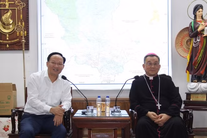 Đồng chí Phạm Văn Thịnh, Phó Chủ tịch Ủy ban nhân dân tỉnh Bắc Ninh trao đổi với Giám mục Đỗ Quang Khang, Giám mục Chính tòa Giáo phận Bắc Ninh.