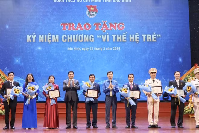 Lãnh đạo tỉnh Bắc Ninh và Trung ương Đoàn trao Kỷ niệm chương " Vì thế hệ trẻ" tặng các cá nhân có nhiều đóng góp trong công tác Đoàn và phong trào thanh thiếu nhi.