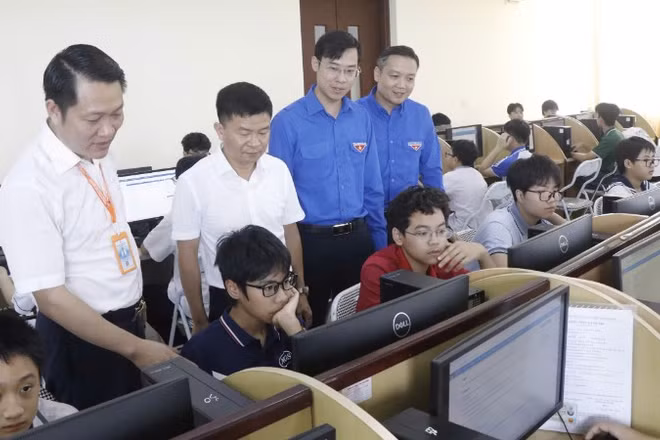 Ban tổ chức động viên các thí sinh tham gia dự thi.