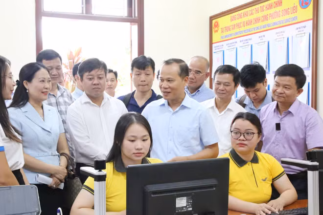 Đồng chí Mai Sơn, Phó Chủ tịch Thường trực Ủy ban nhân dân tỉnh Bắc Ninh kiểm tra việc vận hành thử nghiệm mô hình “Trợ lý nhân dân” tại phường Song Liễu.
