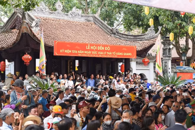 Lễ hội Đền Đô năm 2026 diễn ra trùng kỳ nghỉ lễ nên thu hút đông đảo du khách và nhân dân tham dự.