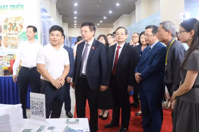 Các đại biểu tham quan gian hàng của các doanh nghiệp tại Diễn đàn. 