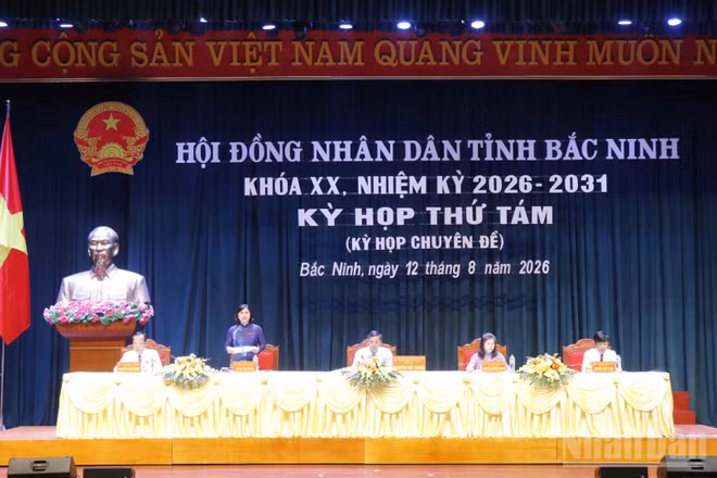 Các đồng chí chủ tọa điều hành kỳ họp. (Ảnh: A.T)