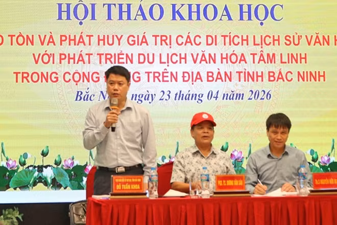 Chủ tọa điều hành hội thảo.