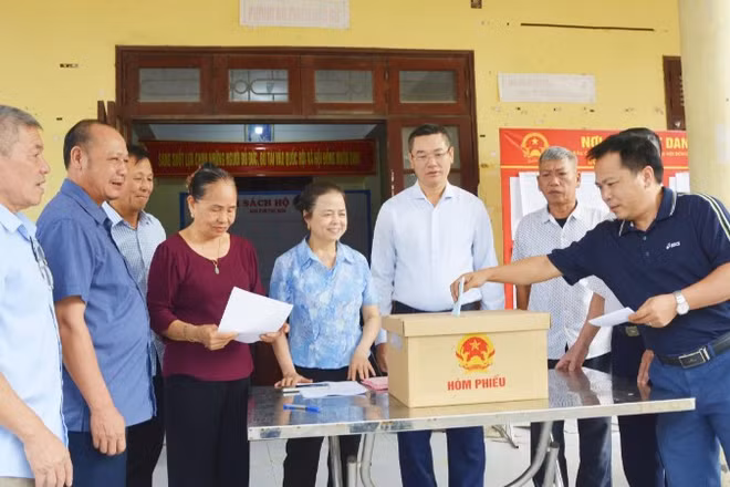 Người dân thôn Phú Mẫn, xã Yên Phong bỏ phiếu lấy ý kiến về Đề án thành lập thành phố Bắc Ninh trực thuộc Trung ương.