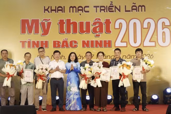 Ban Tổ chức tặng hoa, chúc mừng các tác giả đoạt giải.
